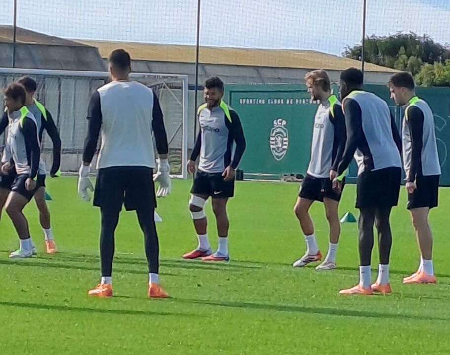 Luis Suárez com uma proteção no joelho direito