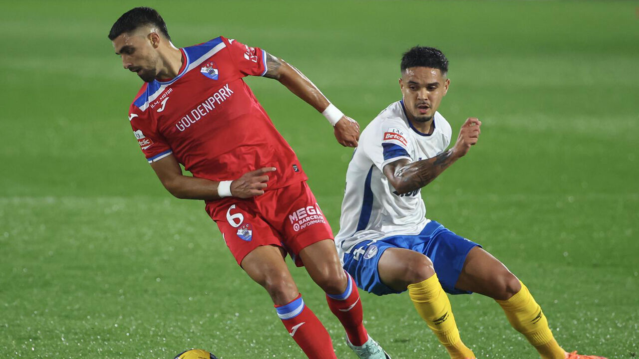 Zé Carlos (à esquerda) em ação frente ao Santa Clara