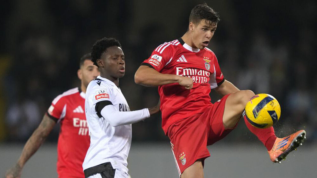 Oumar Camara disputa a bola com Samuel Dahl no V. Guimarães-Benfica