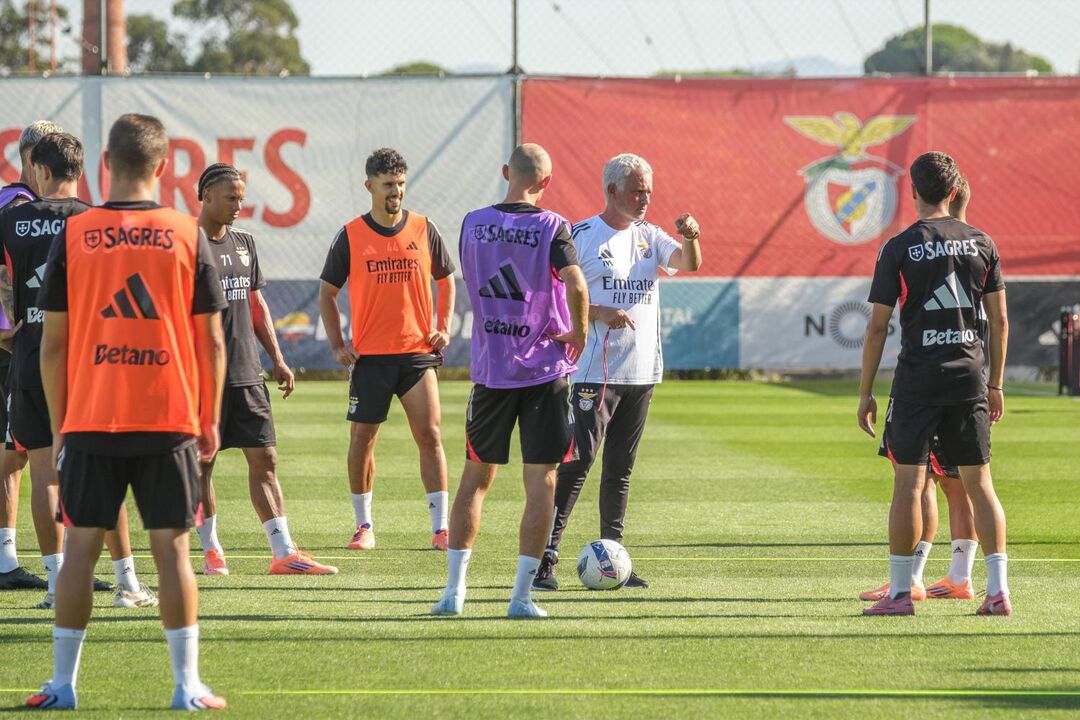José Mourinho orienta treino do Benfica no relvado