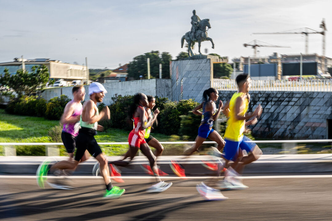 Atletas competem numa maratona perto da estátua equestre de D. João VI, no Porto