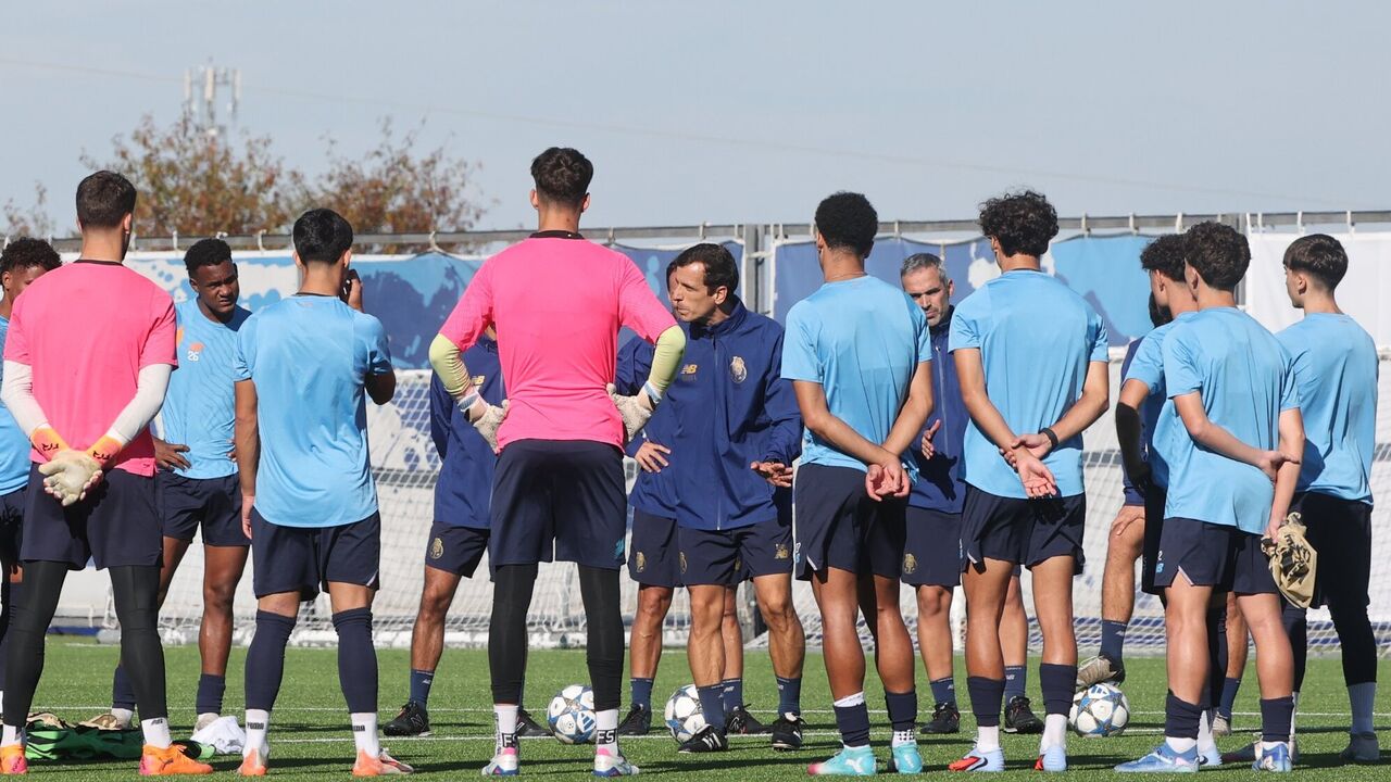 Jogadores a ouvir o técnico no treino
