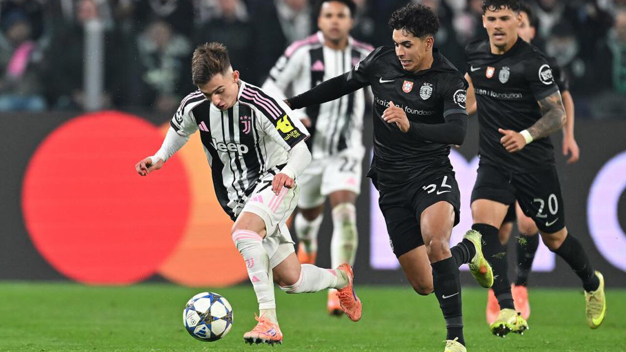 Francisco Conceição disputa a bola com João Simões