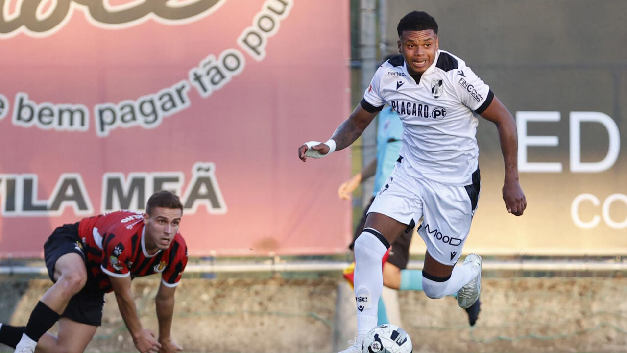 Noah Saviolo avança para a titularidade no V. Guimarães