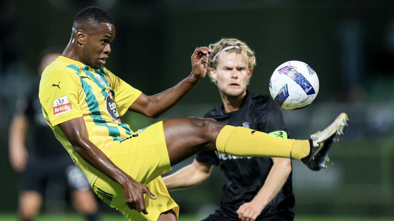 Yaya Sithole em ação perante Morten Hjulmand, do Sporting