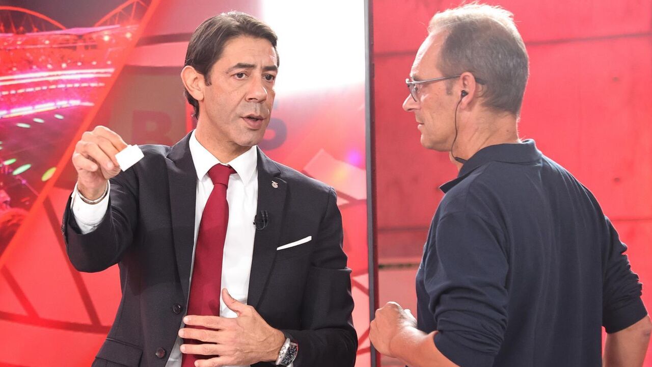 Rui Costa prepara-se para mais uma entrevista antes das eleições do Benfica