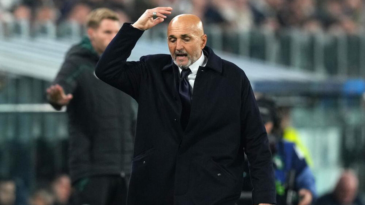 Spalletti reage no banco de suplentes da Juventus durante o jogo com o Sporting