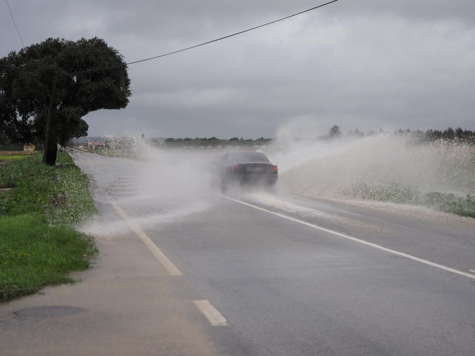 Mau tempo e inundações