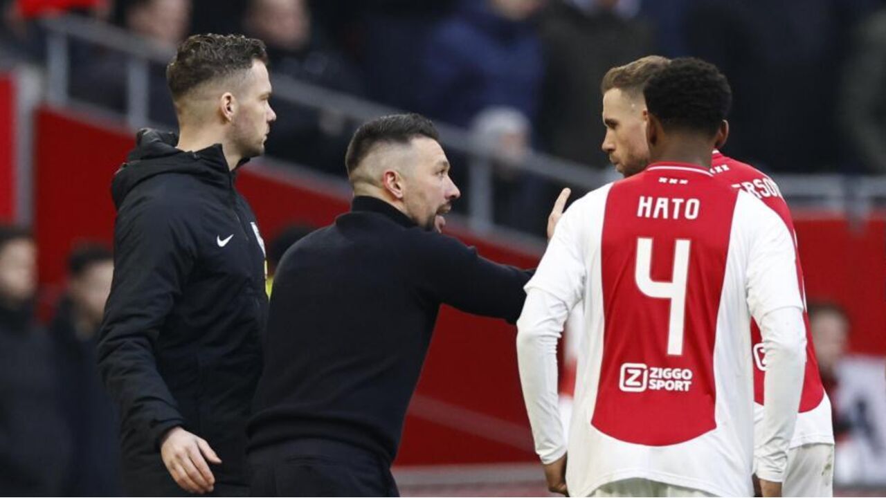 Ron Jans elogia Farioli, técnico do Ajax, após confronto no campeonato holandês