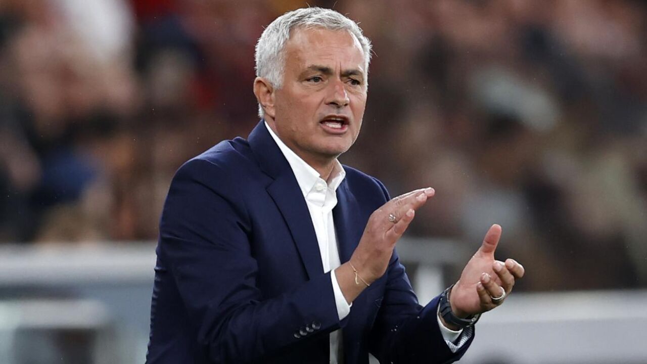 José Mourinho durante o jogo do Benfica contra o Bayer Leverkusen