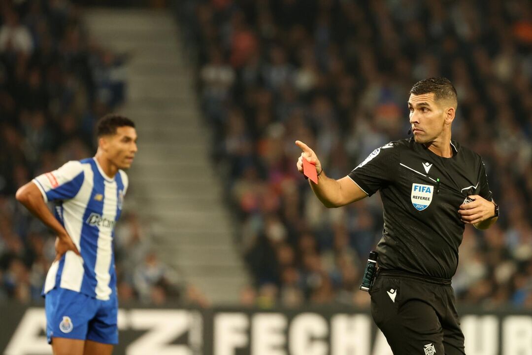 Fábio Veríssimo mostra o cartão vermelho