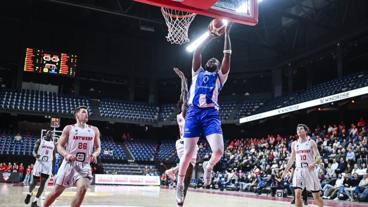Basquetebol: Jogador do FC Porto tenta cesta durante jogo