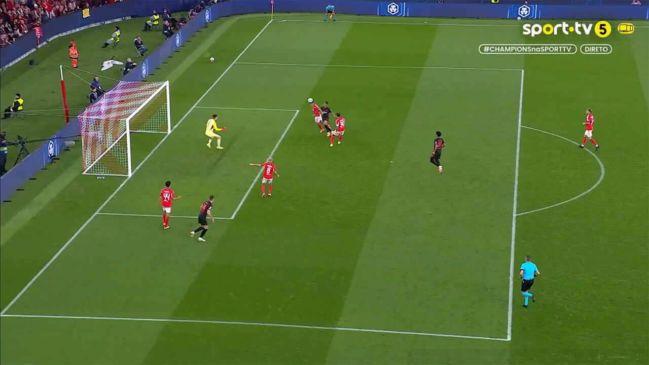 Jogo de futebol com jogadores do Benfica em ação