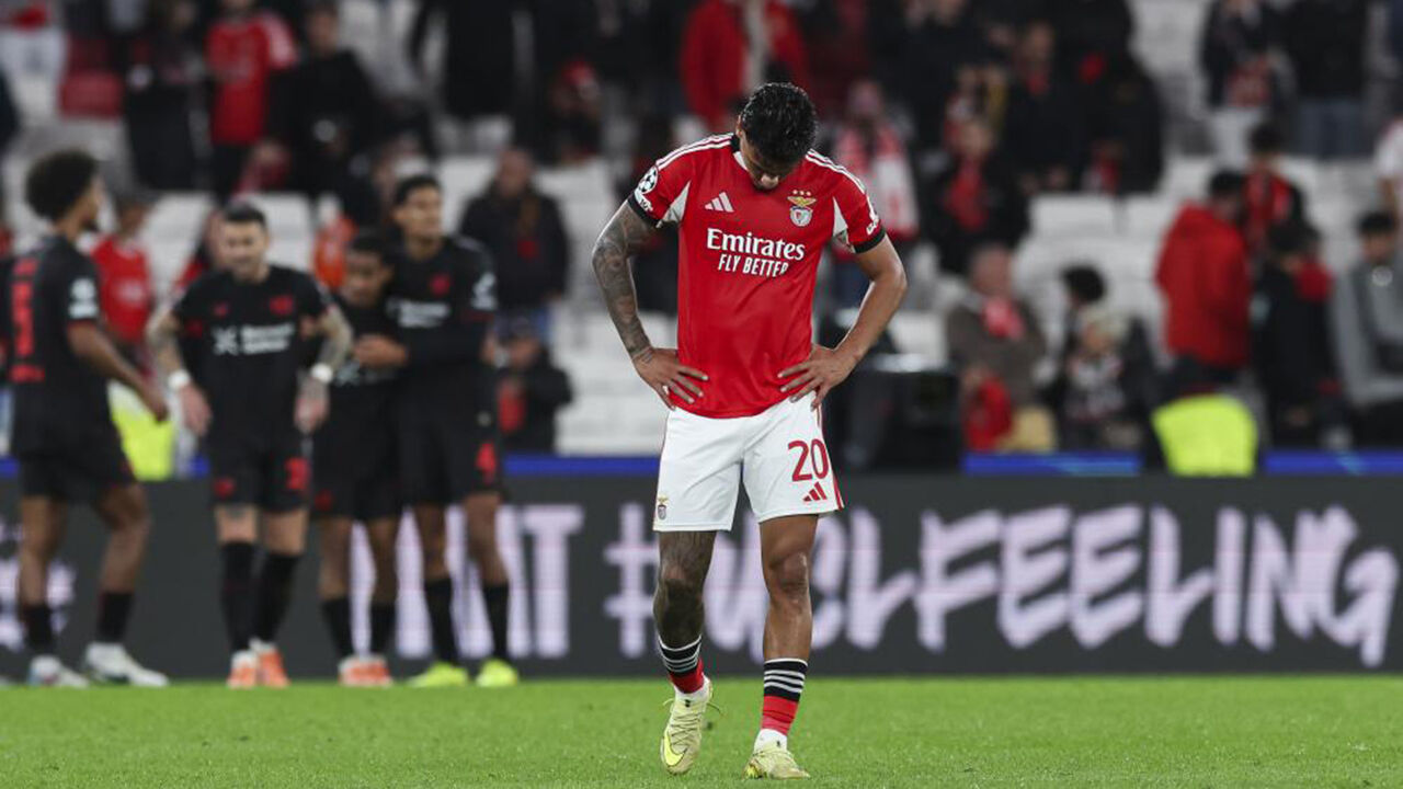 Jogador do Benfica demonstra desilusão em campo após o jogo