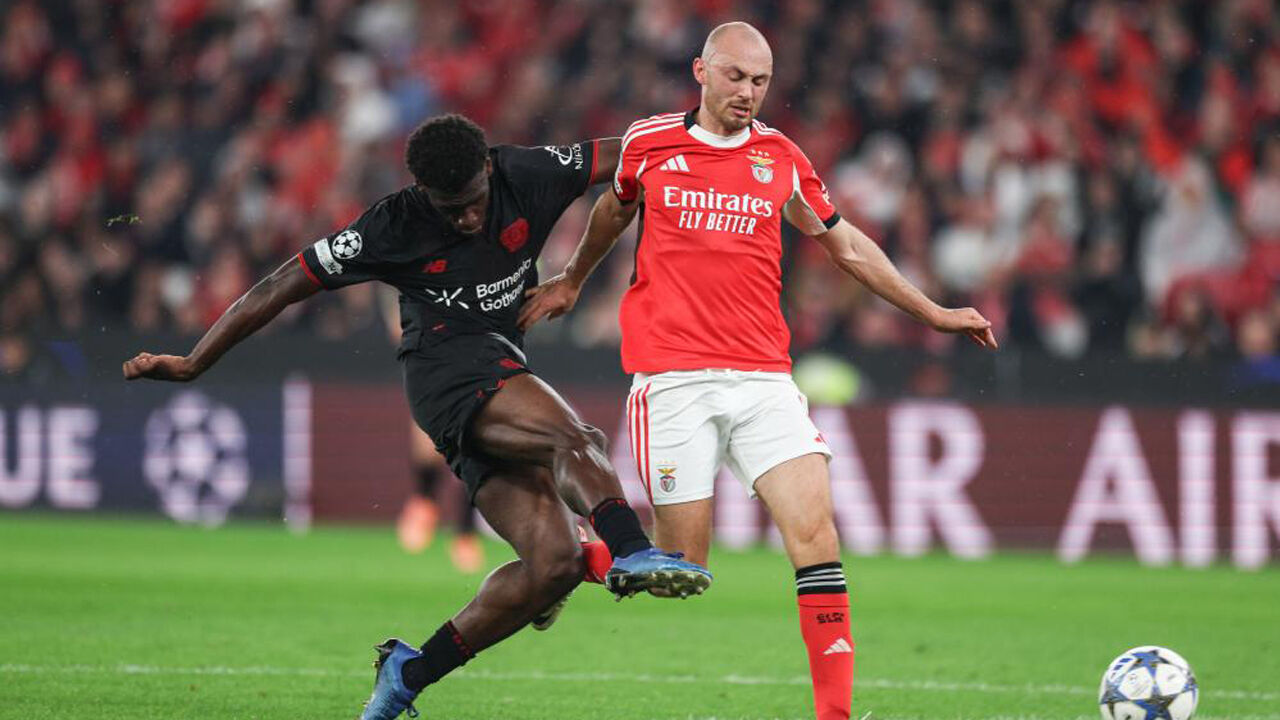 Aursnes disputa a bola com Ernest Poku