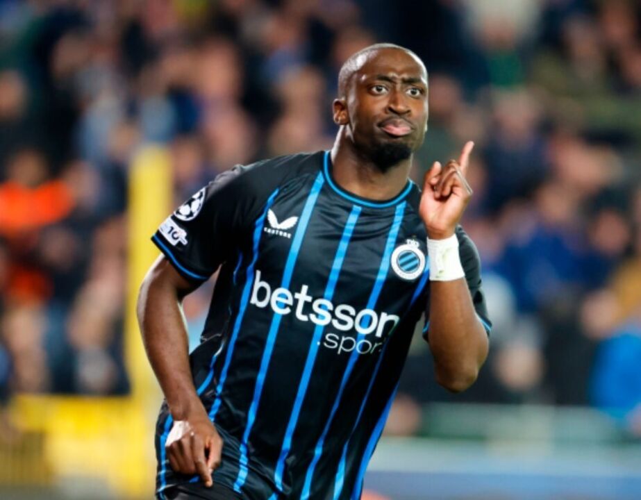 Jogador do Club Brugge no relvado durante jogo