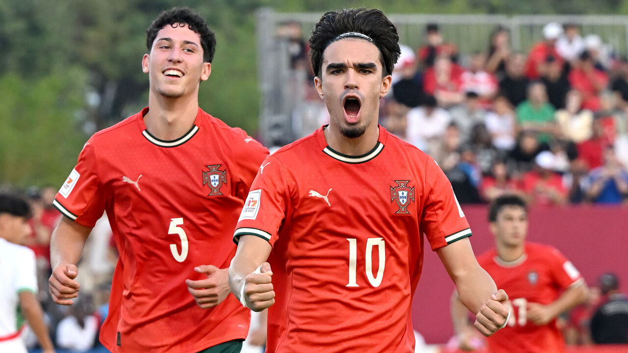Futebolistas de Portugal celebram golo contra Marrocos no Mundial Sub-17