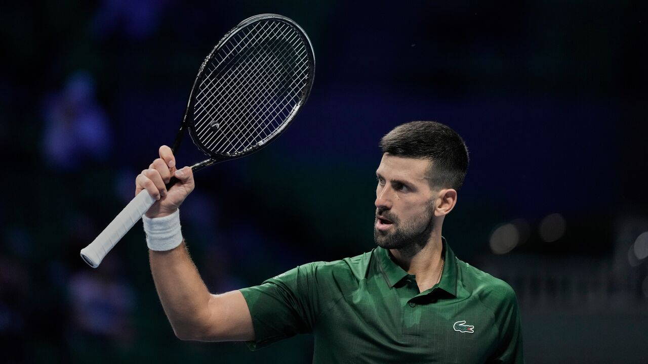 Novak Djokovic celebra com a raquete de ténis