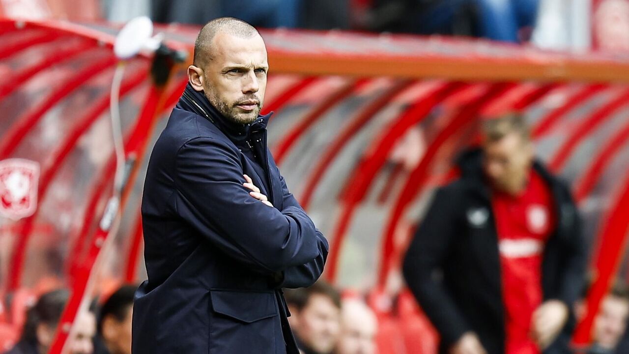 Ajax despede John Heitinga antes do jogo com o Benfica na Liga dos Campeões