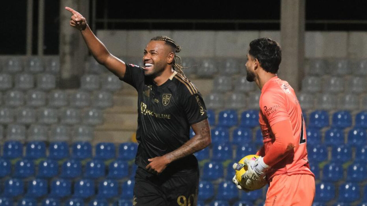 Cassiano festeja golo marcado ao E. Amadora 