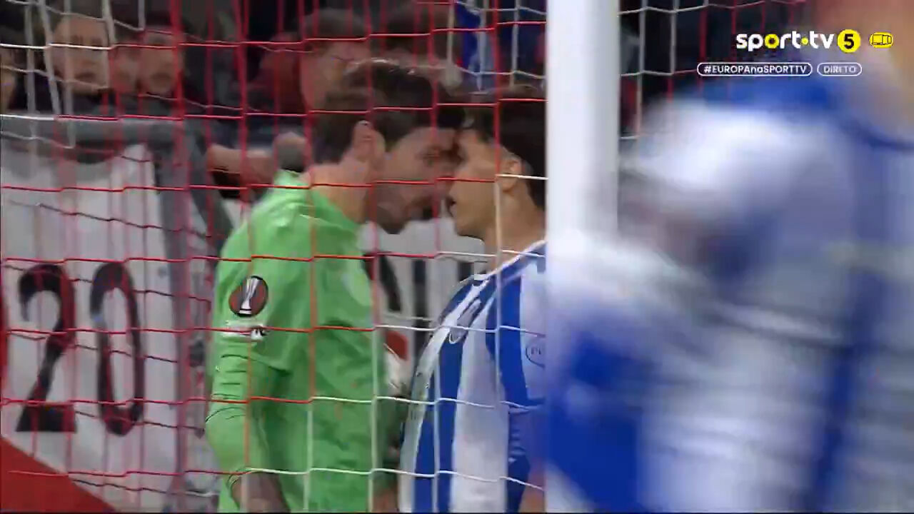 Borja Sainz marca; guarda-redes do Utrecht expulso em jogo com o FC Porto na Holanda