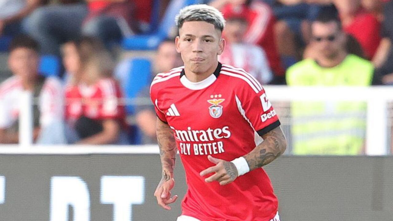 Jogador do Benfica em campo durante uma partida