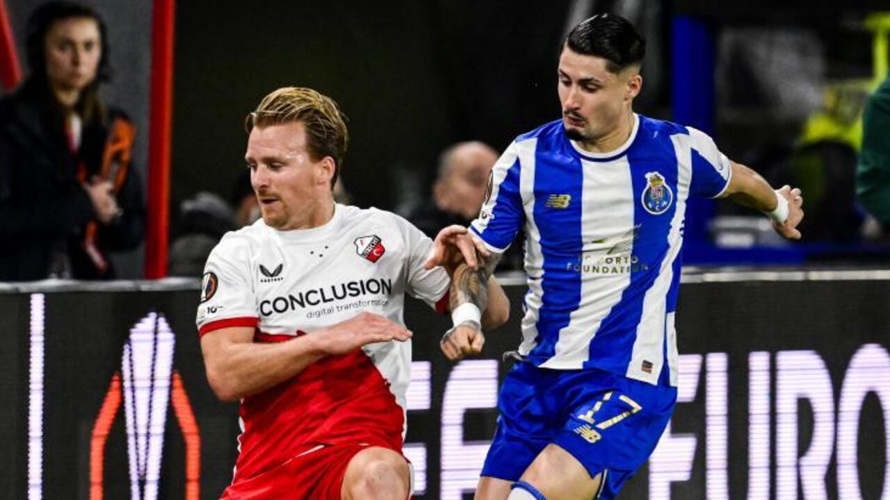 Jogo de futebol europeu com jogadores do FC Porto e do Twente em campo