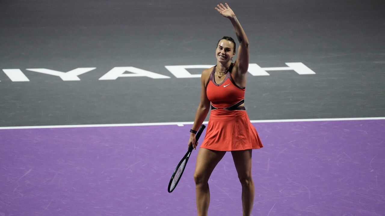 Sabalenka vence Gauff nas WTA Finals em Riade e avança para as meias-finais