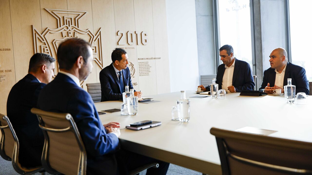 Dirigentes da FPF e APAF discutem regulamento para competições profissionais