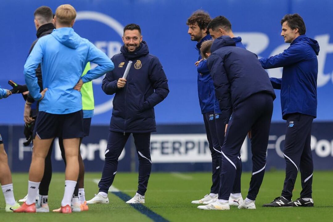 Francesco Farioli sorridente durante o treino do FC Porto
