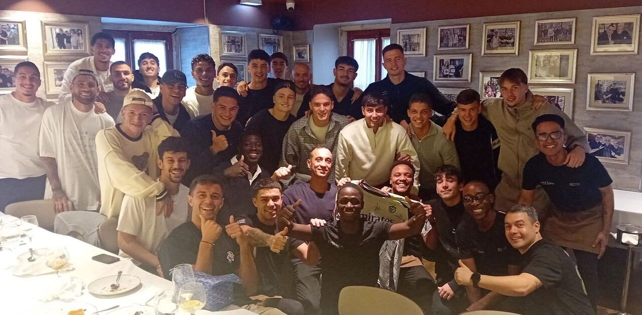 Plantel do Benfica reúne-se ao almoço no 'Solar dos Presuntos'