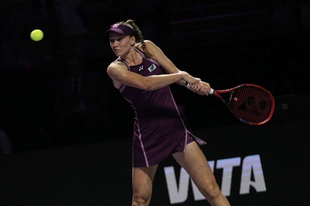 Elena Rybakina vence Aryna Sabalenka nas WTA Finals em Riade