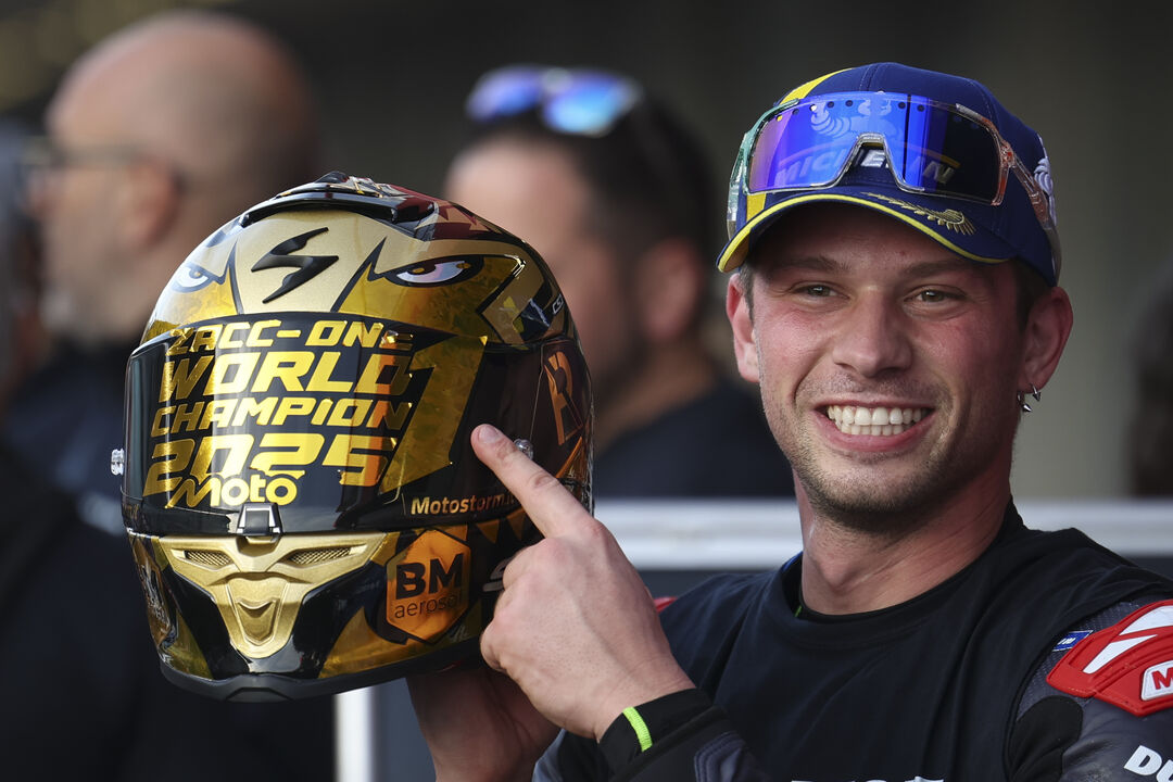 Alessandro Zaccone vence MotoE em Portimão e exibe capacete comemorativo