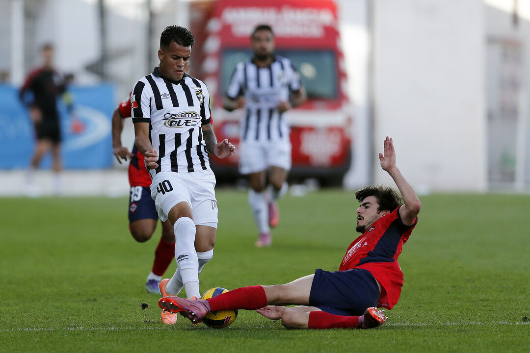 Momento do jogo Portimonense-Oliveirense em Portimão, com Tamble Monteiro em destaque