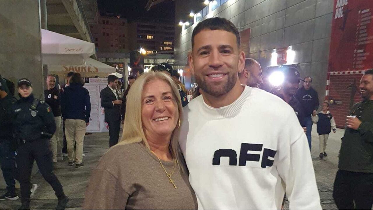 Otamendi votou na Luz: capitão do Benfica ainda tirou fotos com adeptos