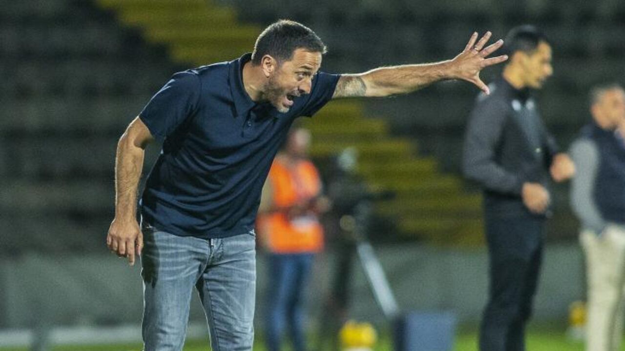 Vasco Matos, treinador do Santa Clara, no jogo frente ao Sporting
