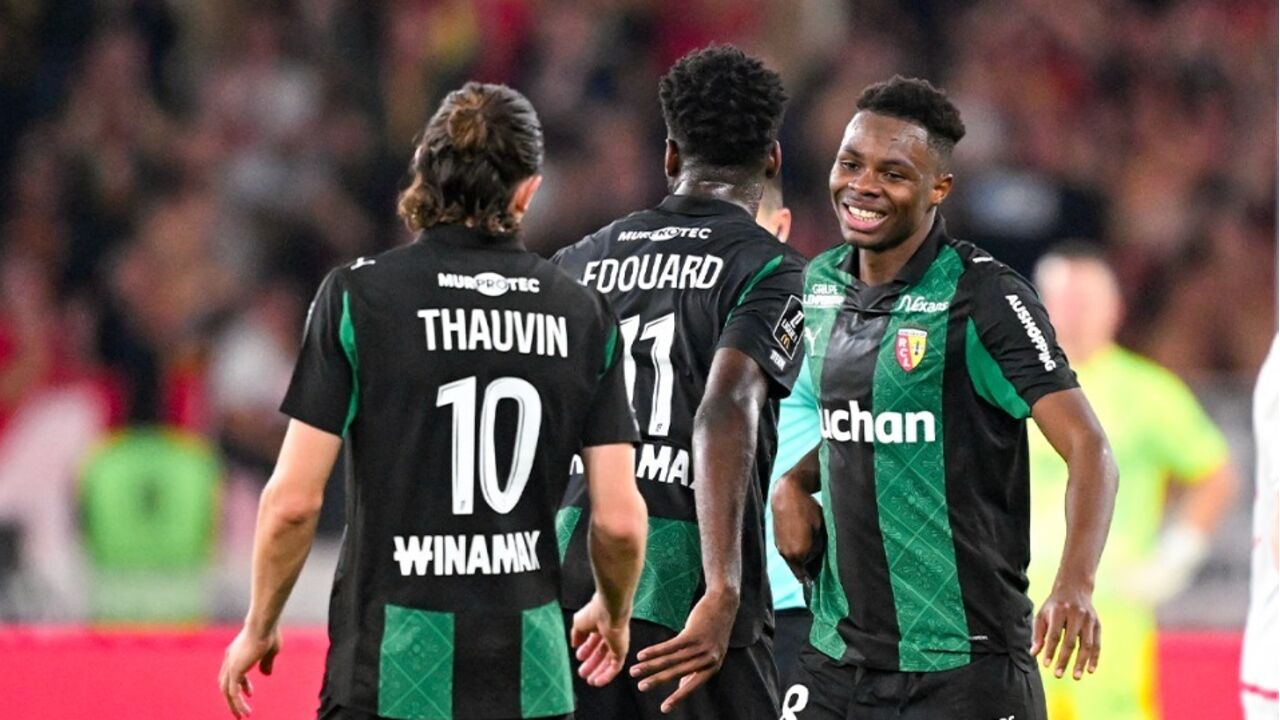 O Lens venceu o Mónaco por 4-1 na Ligue 1, igualando o Marselha na liderança