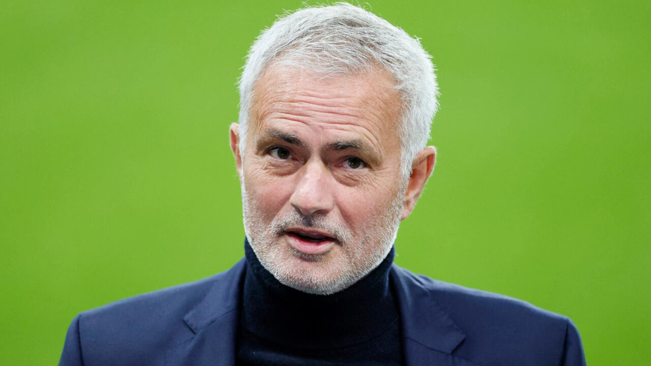 José Mourinho reage junto ao banco de suplentes do Benfica