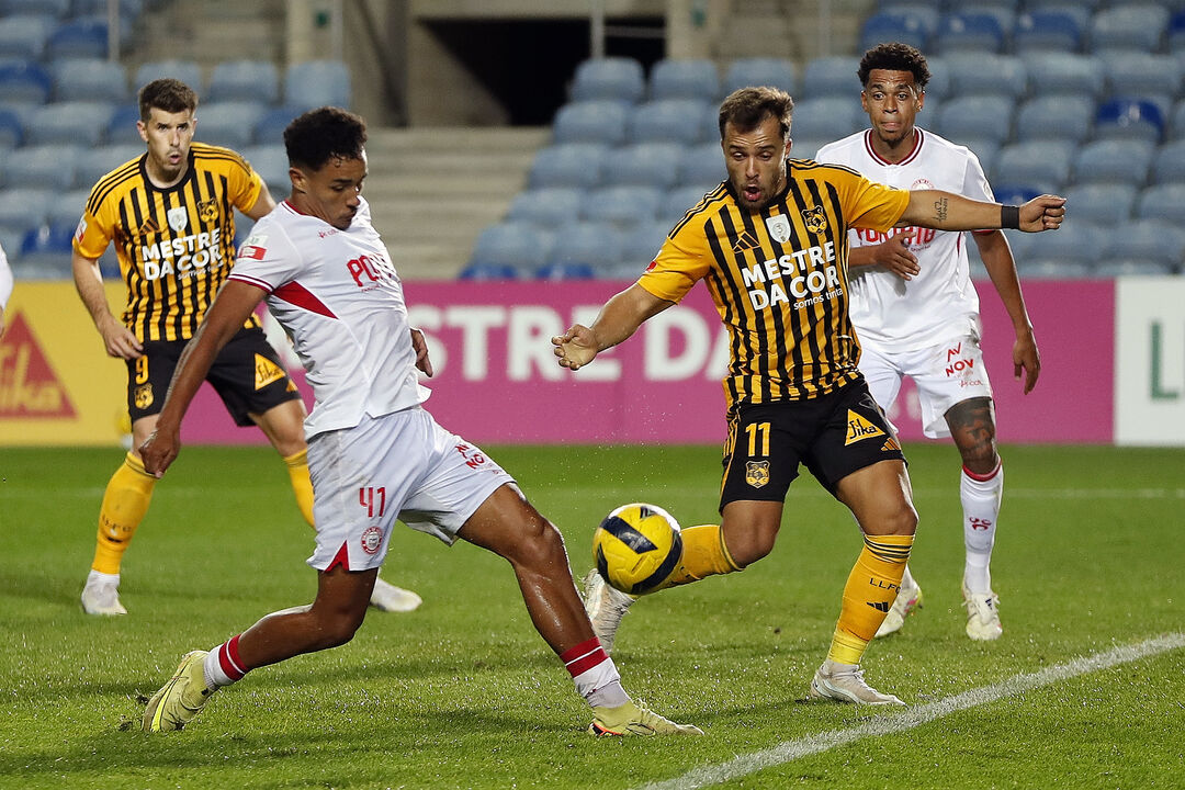 Lusitânia Lourosa e União Leiria empatam 1-1 em jogo da II Liga no Estádio Algarve