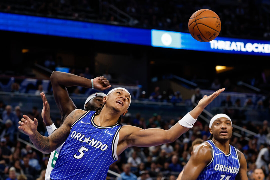 Neemias Queta em ação frente aos Orlando Magic
