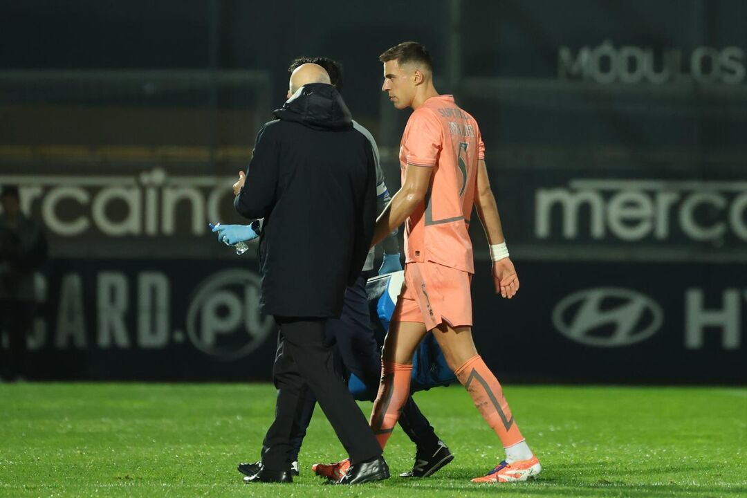 Bednarek saiu lesionado no Famalicão-FC Porto