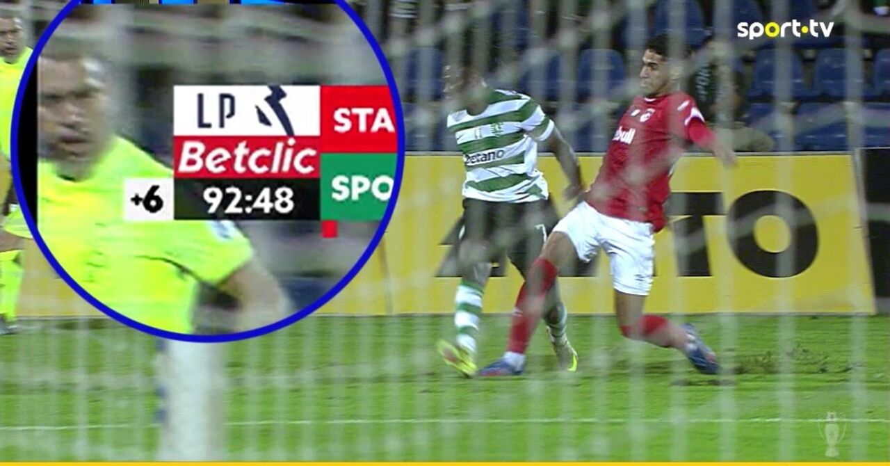 O momento em que o assistente Ângelo Carneiro está a acompanhar o lance que deu o canto da vitória ao Sporting nos Açores