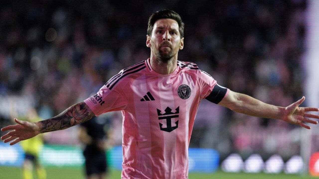 Lionel Messi festeja com os adeptos do Inter Miami