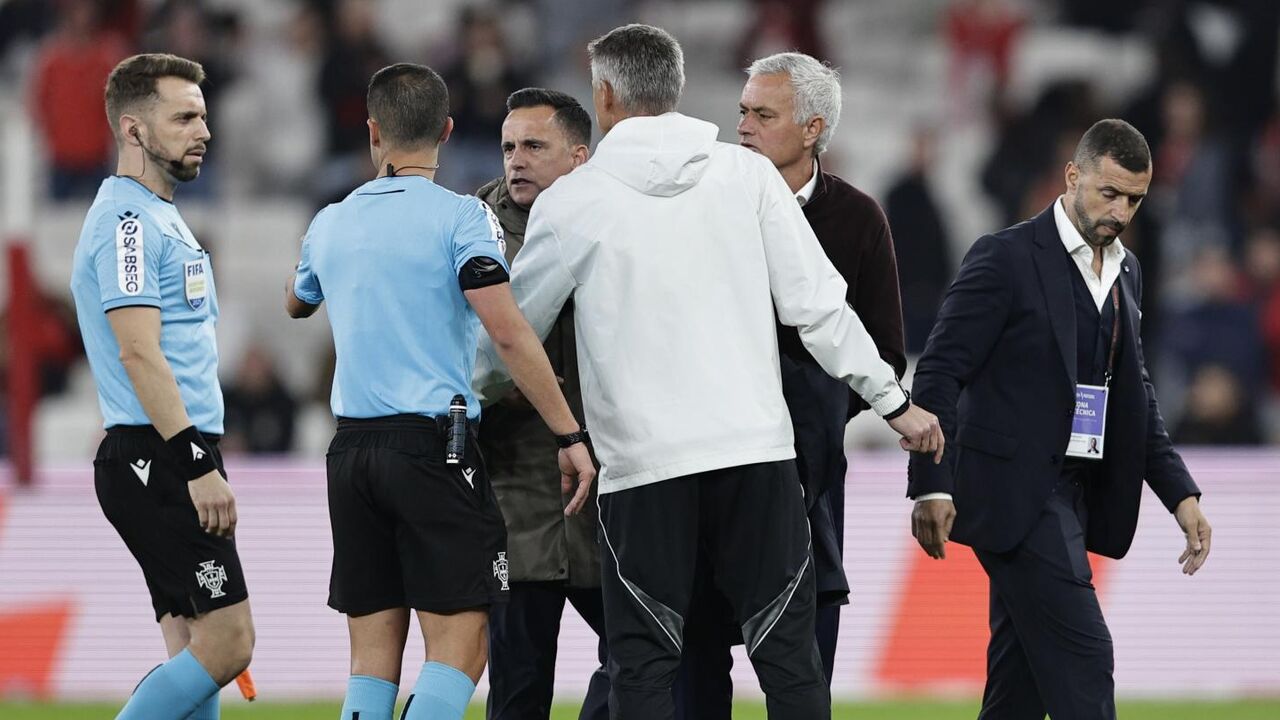 Mário Branco junto da equipa de arbitragem no final do Benfica-Casa Pia