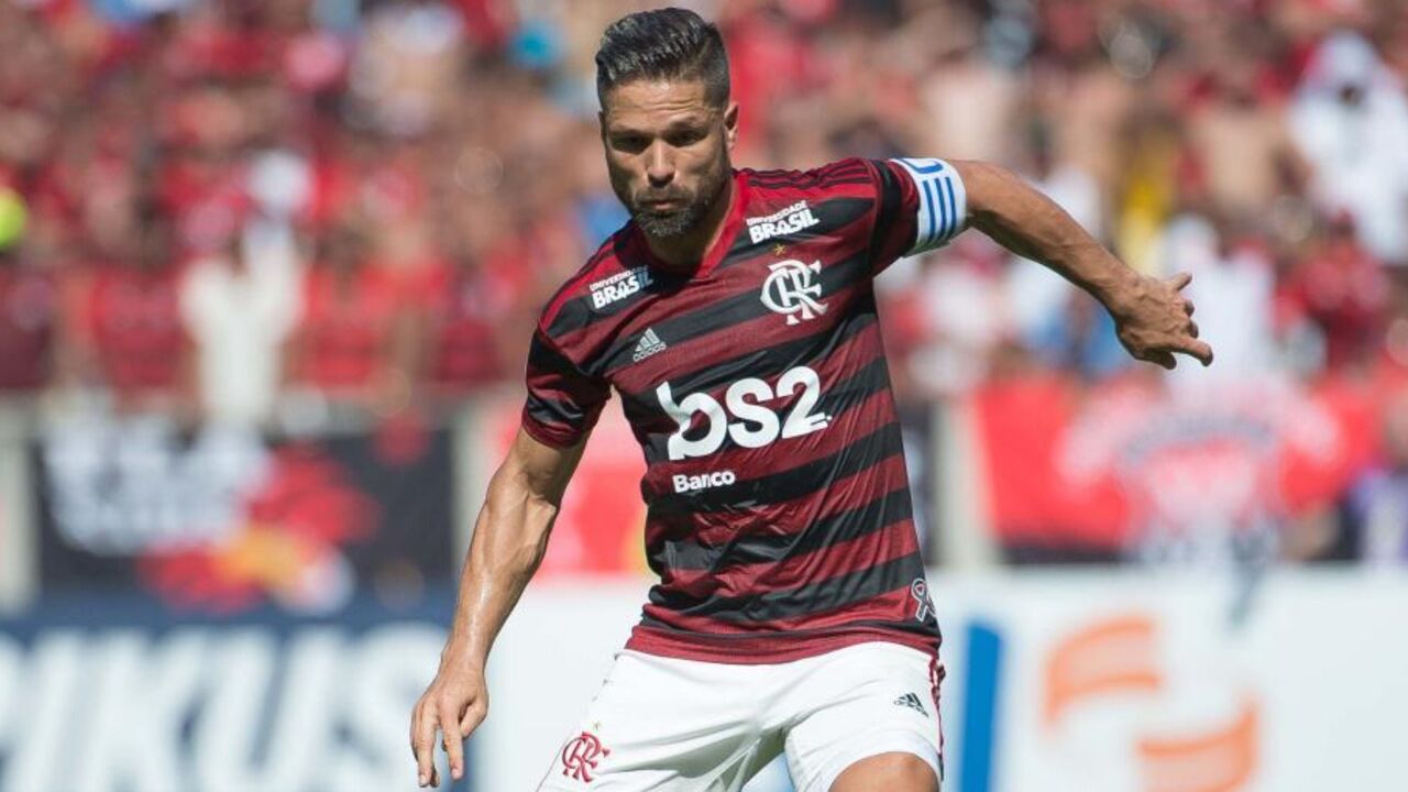 Jogador do Flamengo disputa a bola em campo durante uma partida