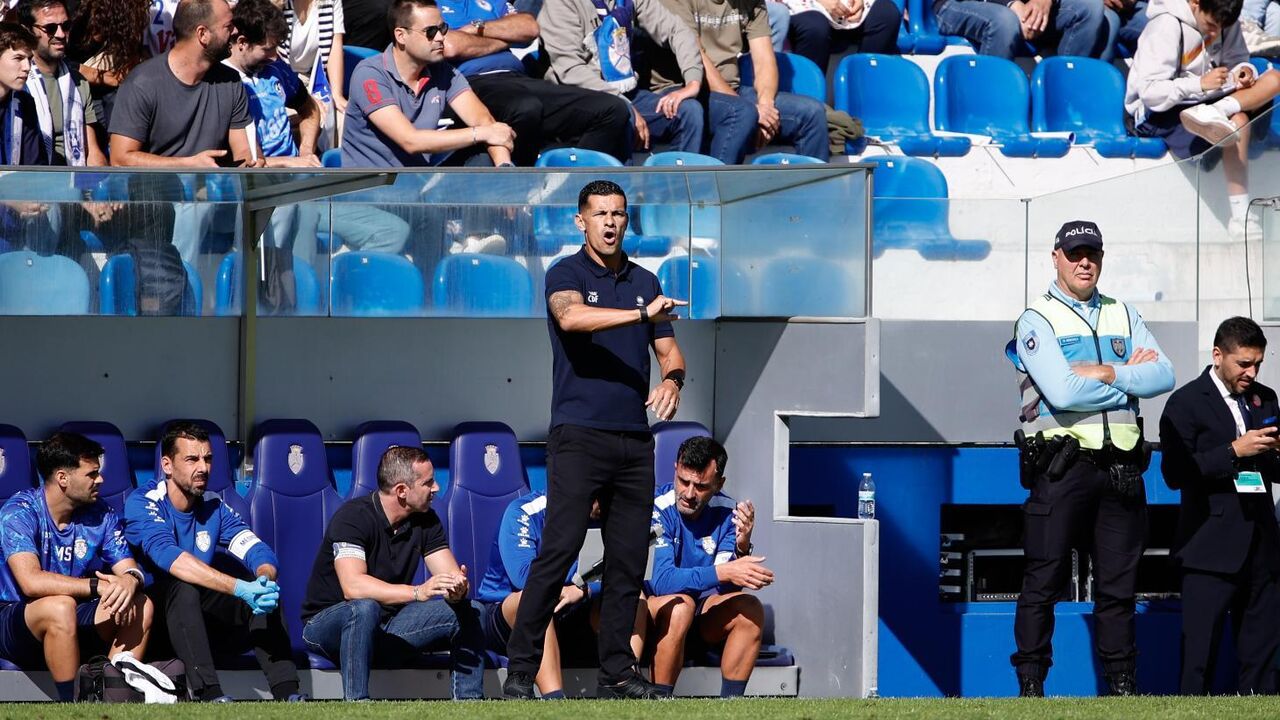 Treinador do Feirense orienta equipa contra o Farense após empate