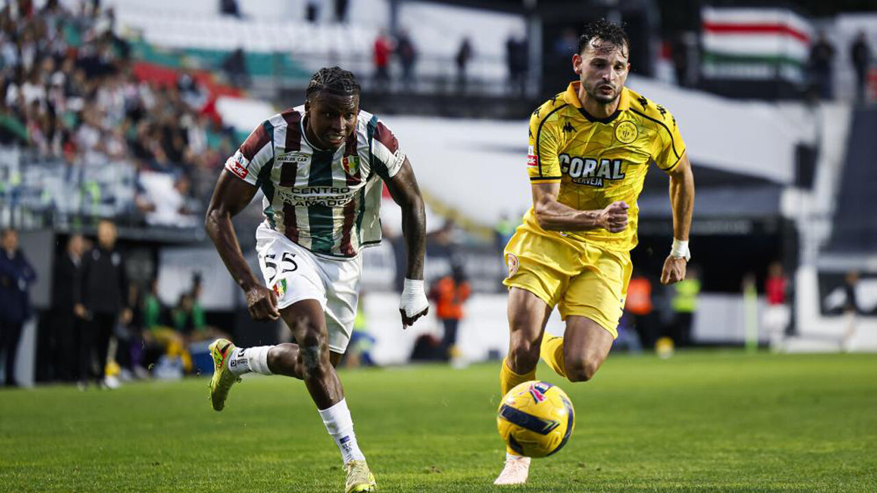 José Gomes (à direita) em ação contra o E. Amadora