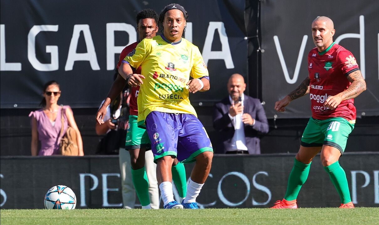 Ronaldinho e outros jogadores de futebol veteranos num jogo de exibição
