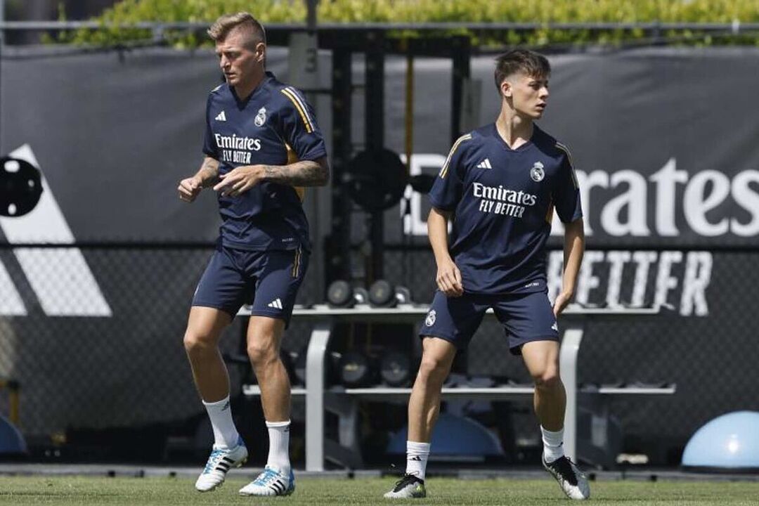 Kroos e Güler juntos durante treino do Real Madrid