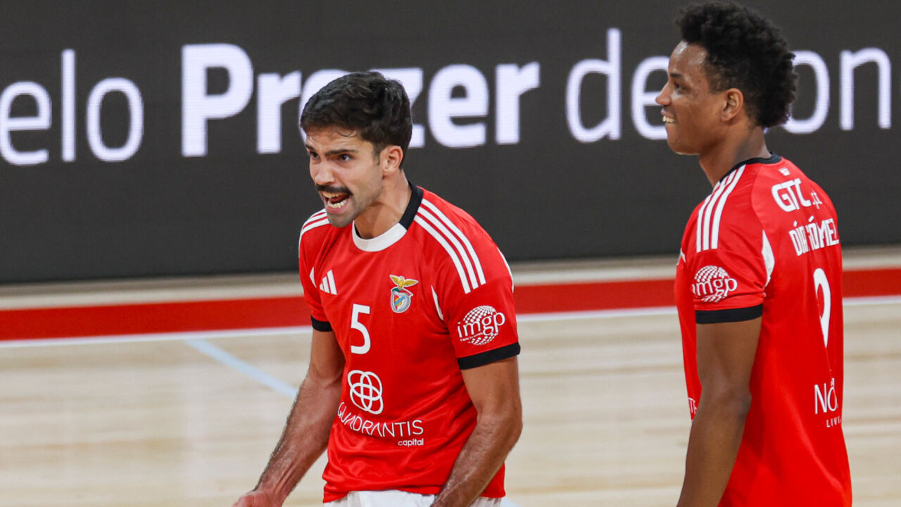Equipa masculina de voleibol do Benfica festeja triunfo